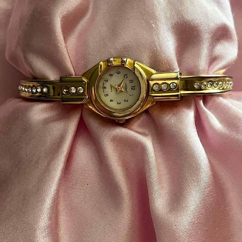 Elegant Gold Women's Watch with Crystal Accents